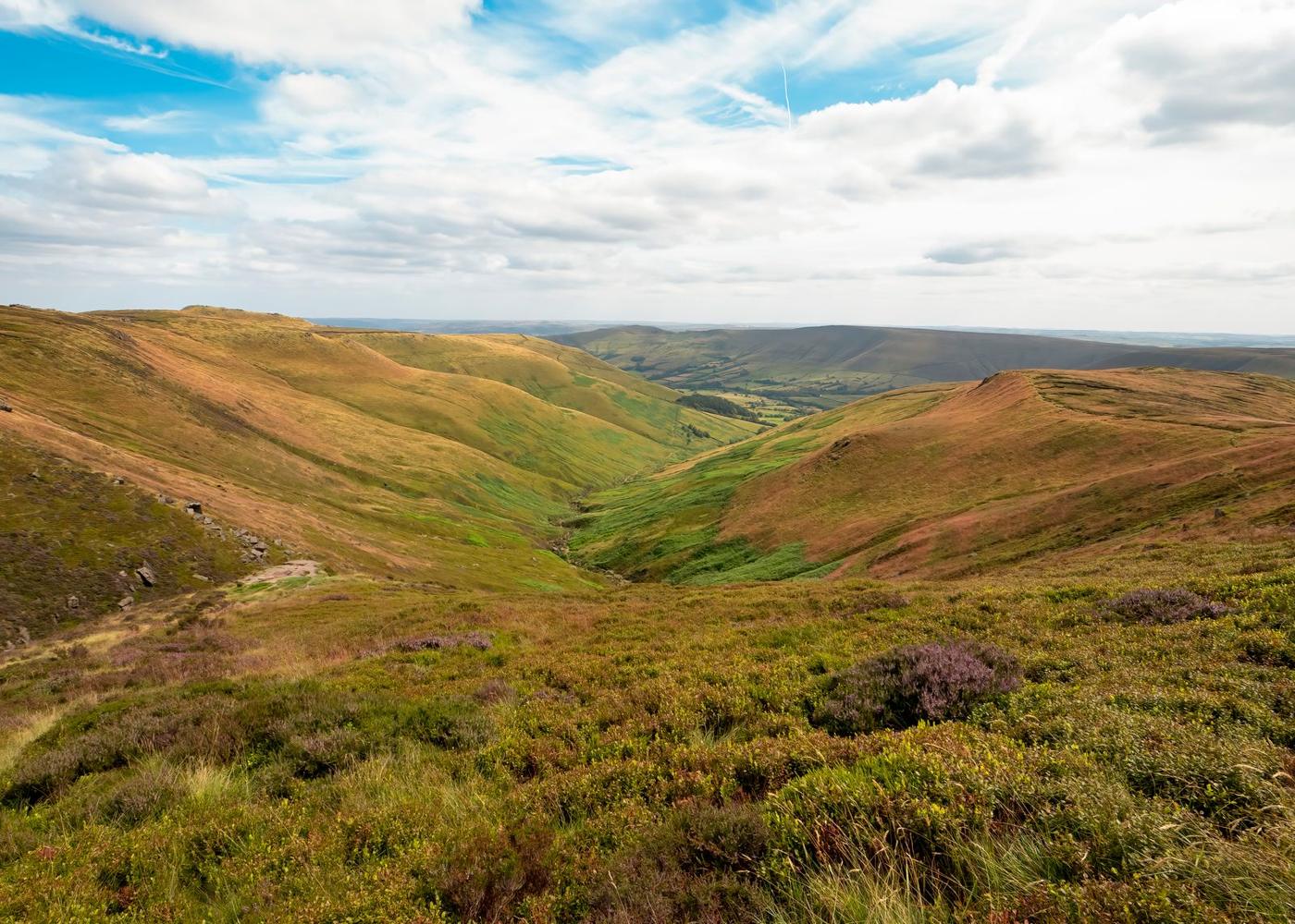 Hills and heather moorland in the Derbyshire Peak District